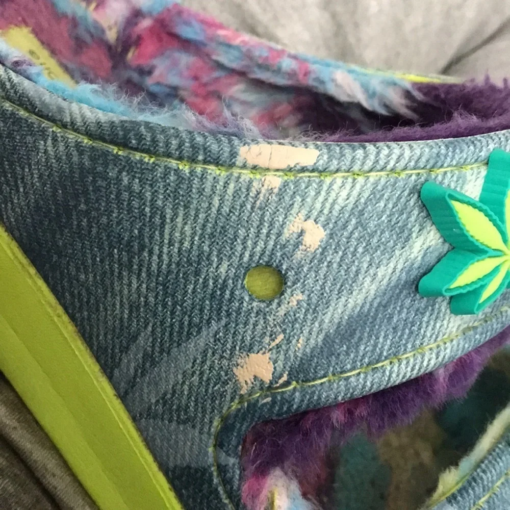 Crocs classic cozzzy spray tye dye fuzzy lined sandals m 8 w 10 peace garden
